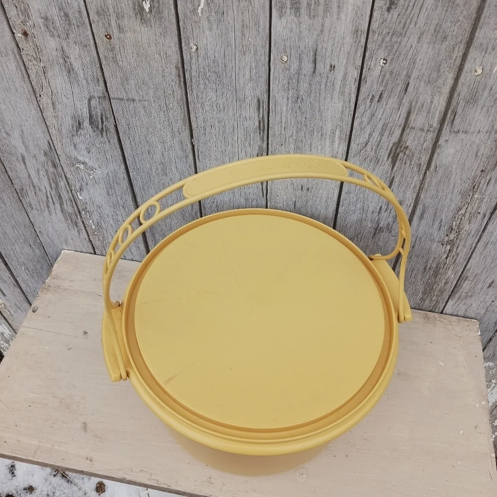 VTG Tupperware Cake Carrier Round With Handle and Lid Harvest Gold